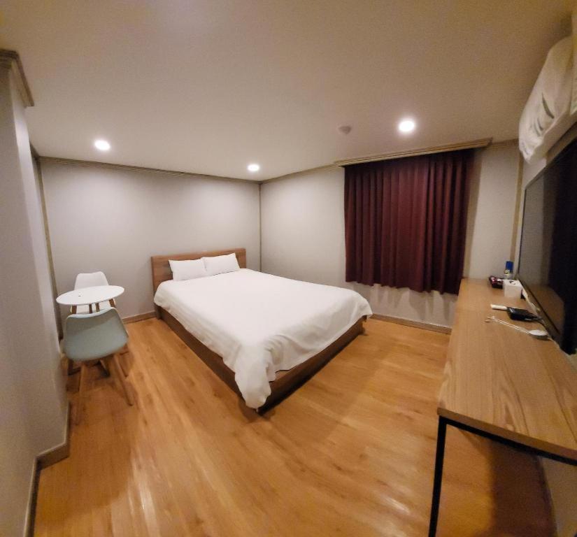 Emerald Ace Hotel Чеджудо Экстерьер фото