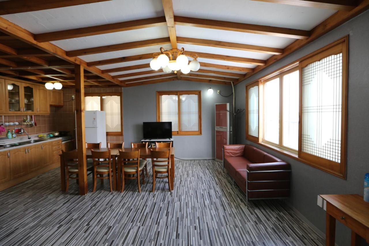 Emerald Ace Hotel Чеджудо Экстерьер фото